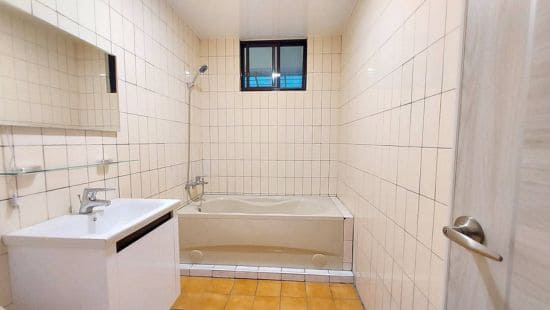 bathroom1.jpg