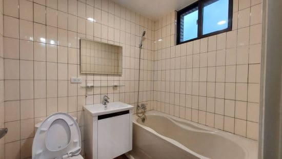 bathroom2.jpg