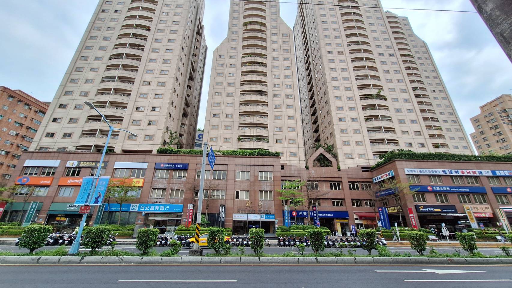 極景藍區-實價登錄、成交行情-新店區七張-大坪林商圈社區介紹-新店北新路二段,總樓高36樓,總戶數364戶