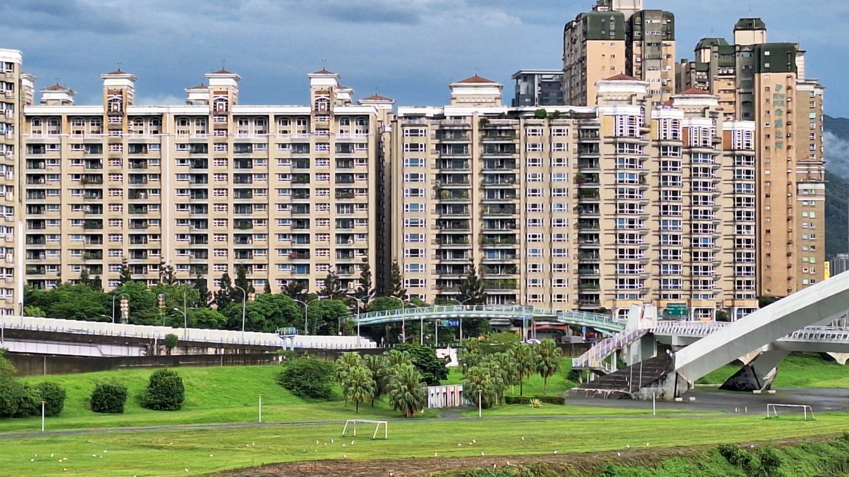 湯泉美地社區-實價登錄、成交行情-新店央北重劃區-新店區溪園路,總樓高14樓,共1260戶