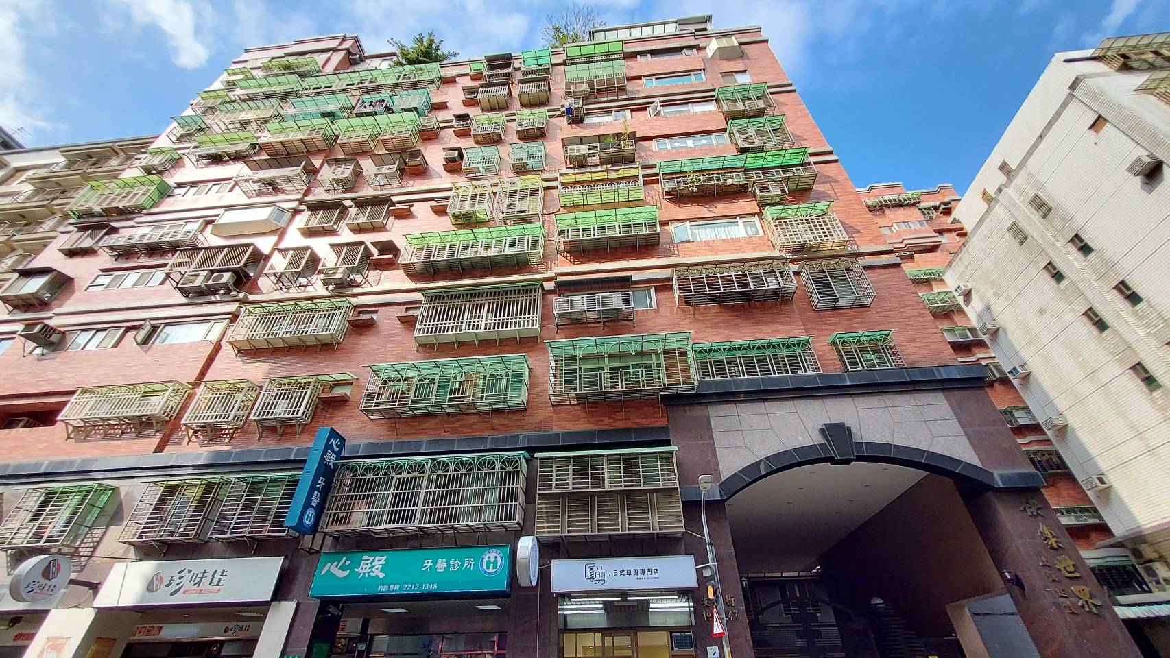 快樂世界社區-實價登錄、成交行情-新店安坑-新店安民街,總樓高12樓,共312戶