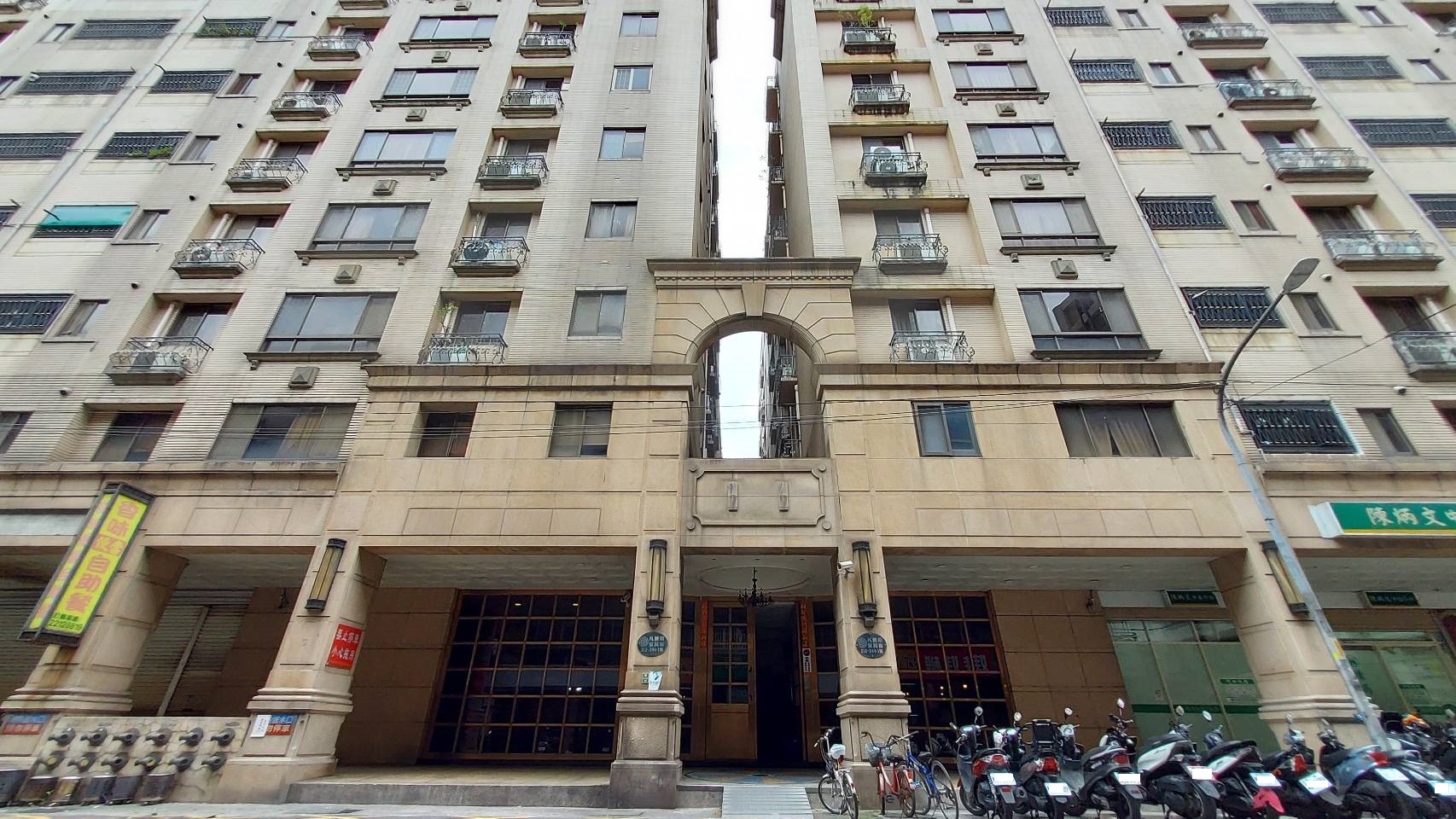 凡賽斯社區-實價登錄、成交行情-新店安坑-新店安民街,總樓高12樓,共393戶-新店房仲推薦
